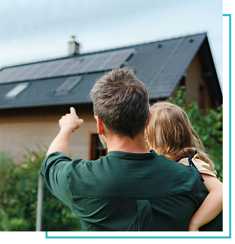 Familie kijkt naar zonnepanelen op woning