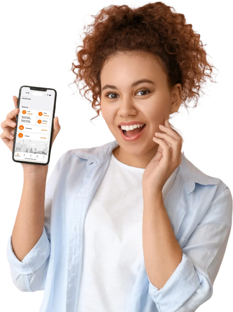Een medewerkster die heel blij de Powerselect App toont op de telefoon