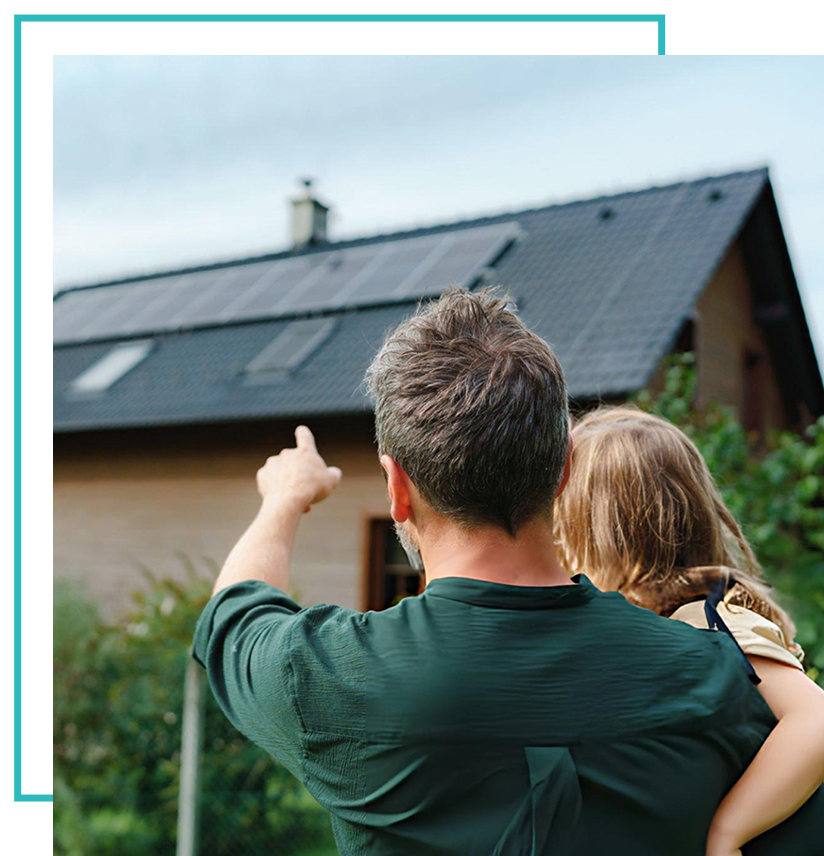 Gezin wijst naar zonnepanelen op het dak van een woning